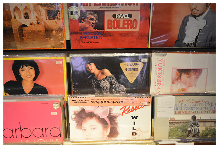 レベッカ,斉藤由貴,渡辺真知子,中森明菜レコード　AVBOX店内より