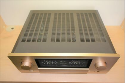 中古品 Accuphase  E-560