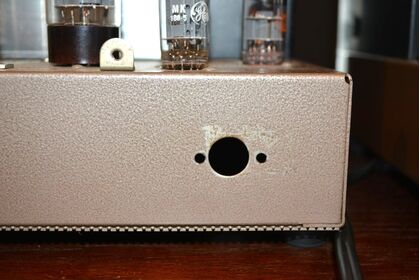 ケーブル通し穴