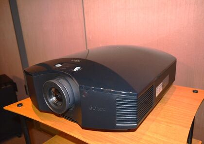 中古品：SONY VPL-HW30ES