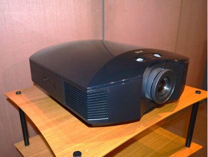 中古品：SONY VPL-HW30ES